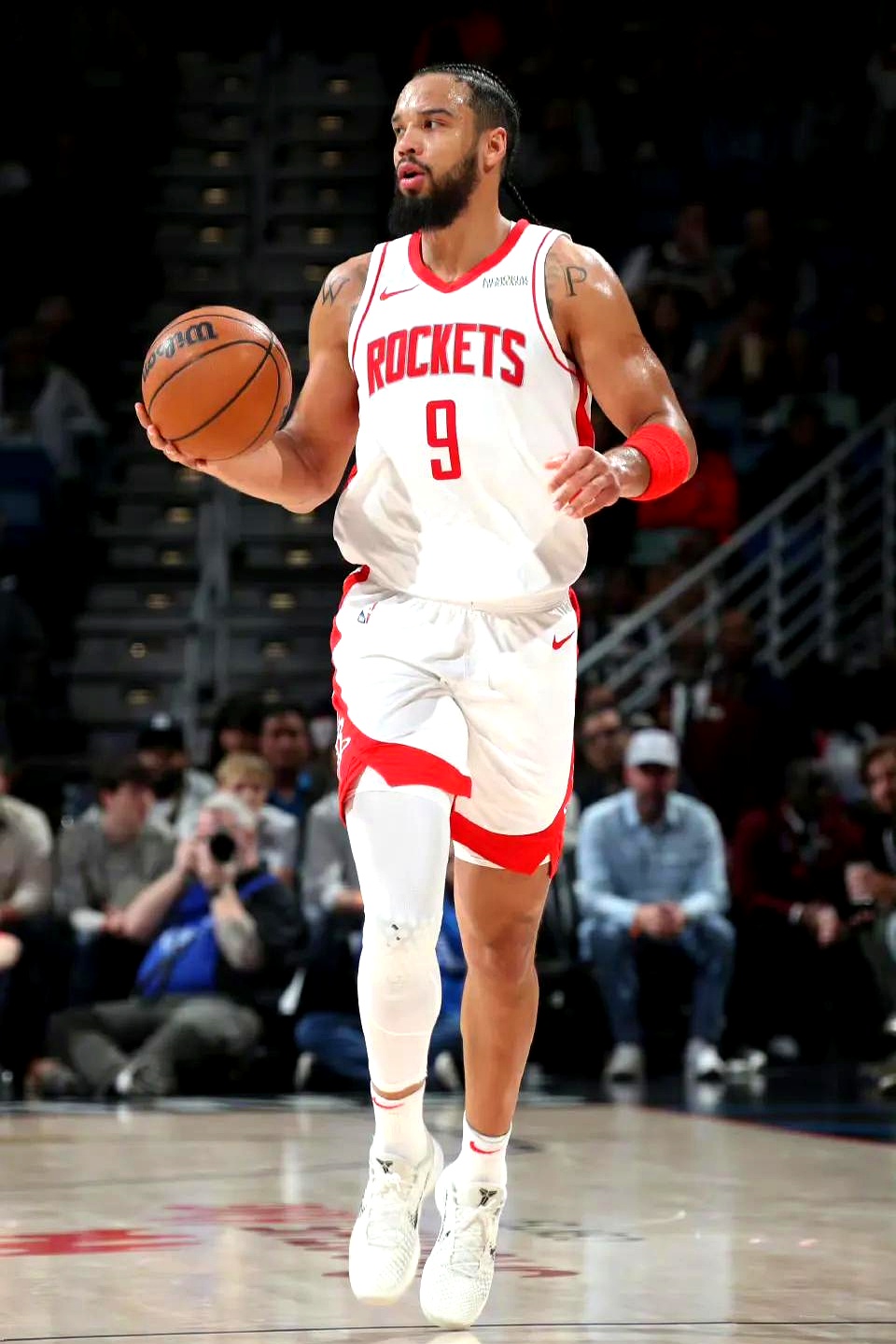 关于火箭轻取鹈鹕，拉塞尔完成帽子戏法的信息