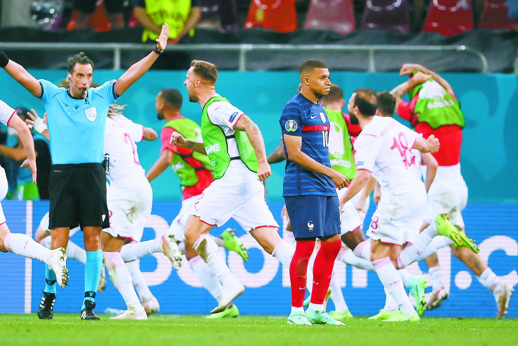 包含法国羽毛球队鏖战印尼羽毛球队，辛杜关键制胜的词条