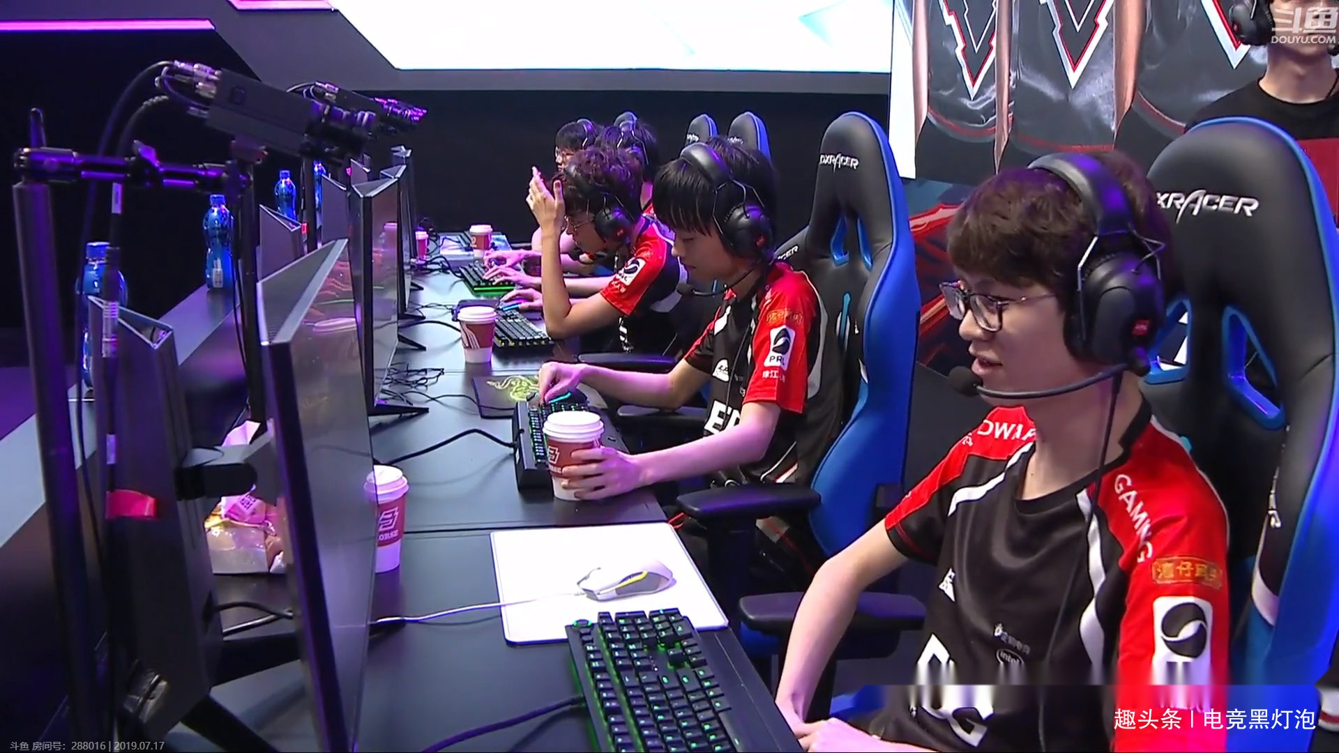 EDG轻取V5,Bin三分雨点燃全场 EDG轻取V5,Bin三分雨点燃全场