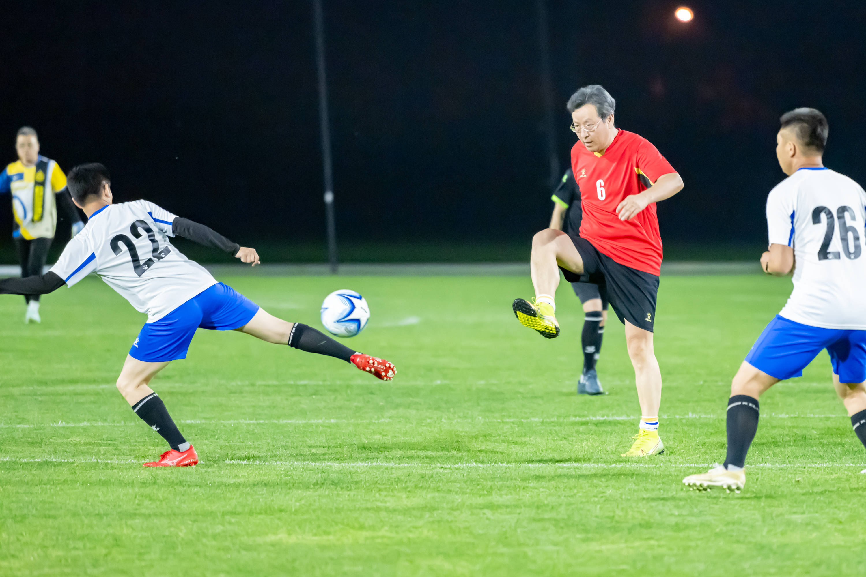 精彩比赛中，球队展现出色实力的简单介绍