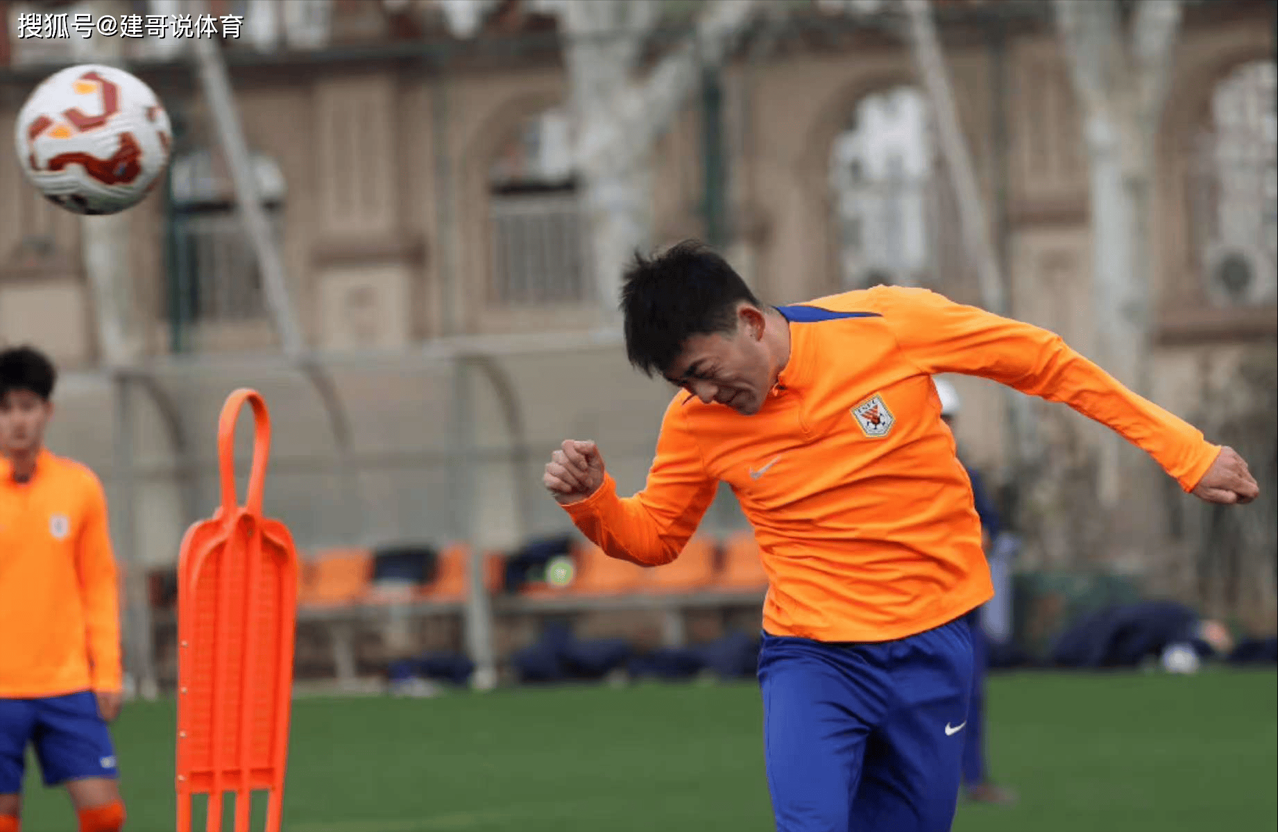 包含前锋球员在比赛中展现出了不可阻挡的力量的词条