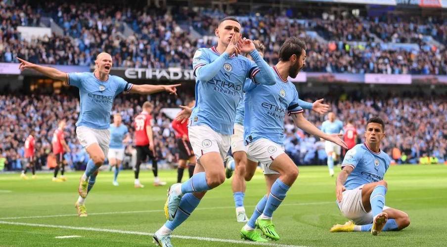 包含利物浦客场大胜曼城，扩大领先优势的词条