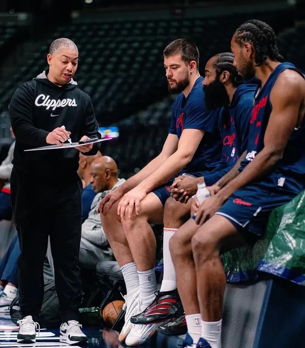 快船明星受伤停赛，球队面临挑战的简单介绍