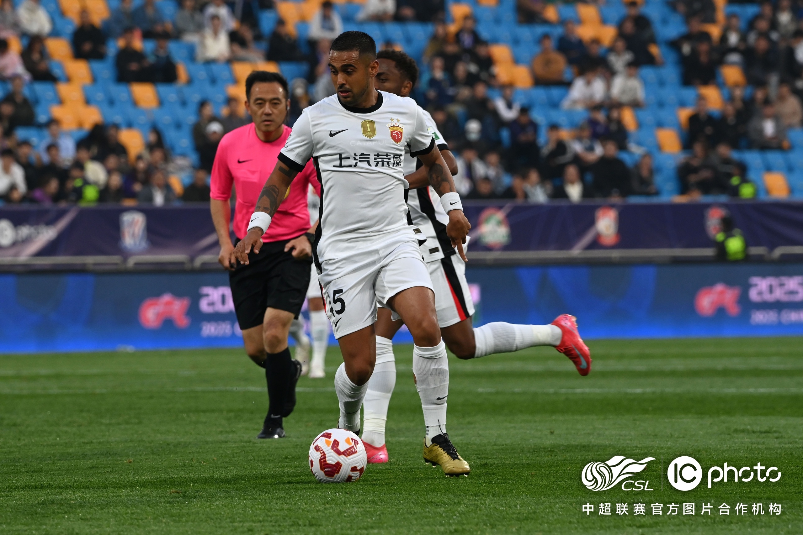 关于联赛领头球队再战一城，与对手难分伯仲的信息